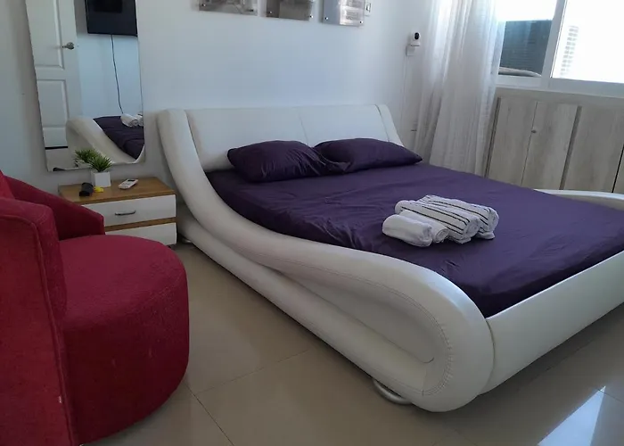 Oceanside 3-Bedroom Apartment In Fun Tourist Area